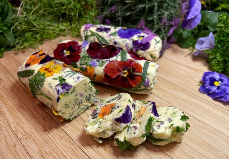 Dekorer smøret med blomster. Her har vi brukt stemorsblomst, lavendel og krydderurter. (Foto: Kreative Ideer/ Miriam Schjetlein)