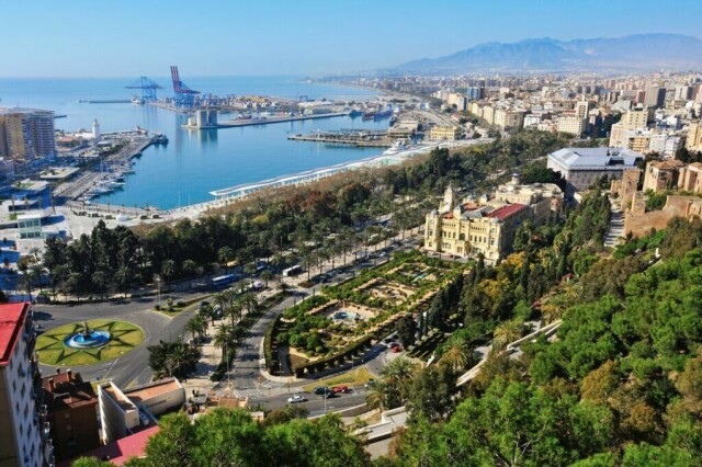Restplass til Malaga: Ønsker du å oppleve kultur, god mat og behagelig klima? Da bør du sjekke ut Málaga som er den største og mest populære byen på den spanske solkysten. Her finner du billige restplasser! (Foto: Colourbox)
