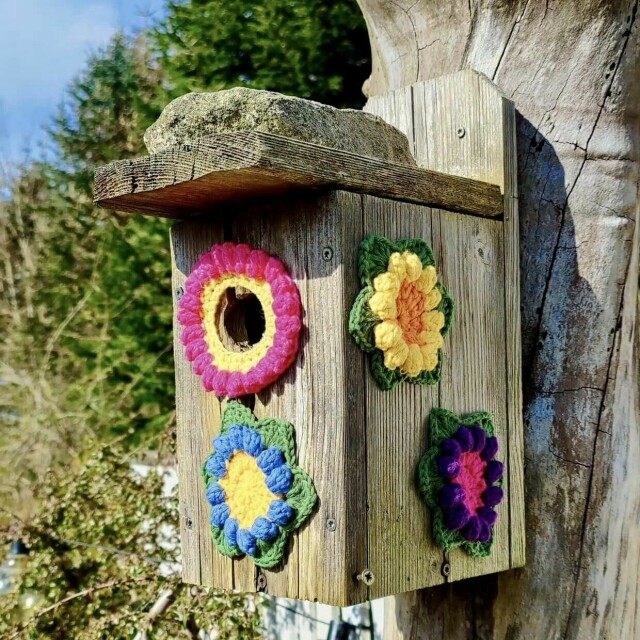 Hva med å hekle blomster til å pynte opp fuglekassen? (Foto: Lillian Fagerland)