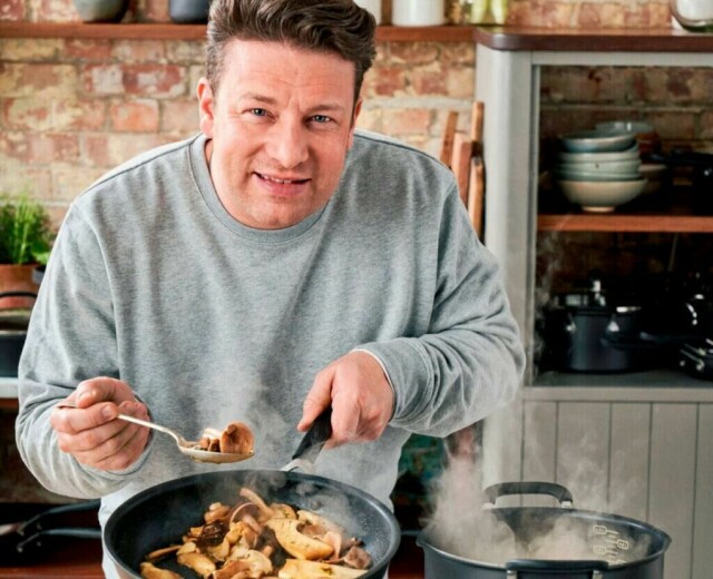 Stjernekokken Jamie Oliver har egne stekepanner og samarbeider med Tefal om å utvikle de. (Foto: Bakeren og kokken)