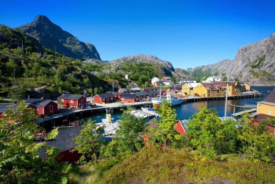 På Flakstadøy finner du Nusfjord, en av de mest autentiske fiskerlandsbyene i hele Lofoten. Rsorten er så godt bevart at det er på UNESCOs verdensarvliste. På utsiden har det klart å bevare sin gamle sjarm, mens det på innsiden er blitt svært moderne. (Foto: Sonia Arrepia / VisitNorway.com) nusfjord i lofoten i nord-norge er en gammel fiskerlandsby som er en av de mest autentiske i lofoten. den har beholdt sin sjarm til tross for at den er blitt modernisert.