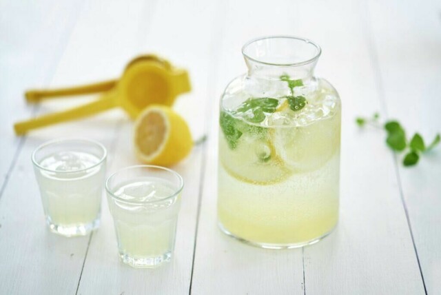 Oppskrift: Limonade er noe av det beste vi vet å drikke på varme sommerdager! (Foto: Alexander Benjaminsen / MatPrat)