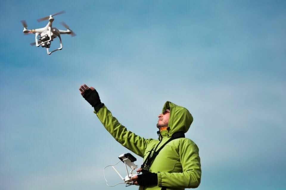 En dronepilot flyr en DJI Phantom-drone. En dronepilot flyr en DJI Phantom-drone.