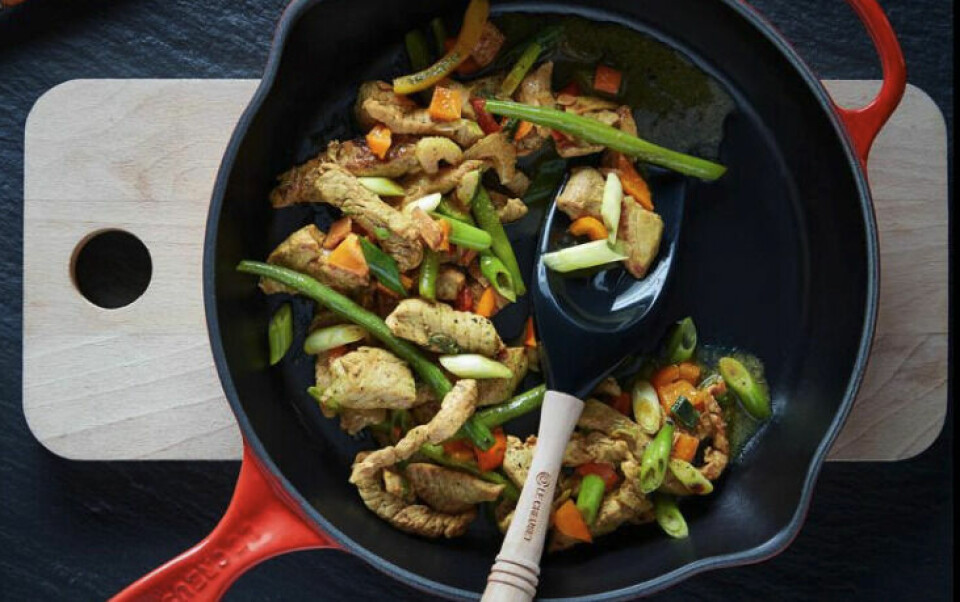 Le Creuset stekepanner og gryter er en populær merkevareprodusent av kjøkkenutstyr. (Foto: Kitchn.no) Rød stekepanne med grønnsaker i fra Le Creuset.