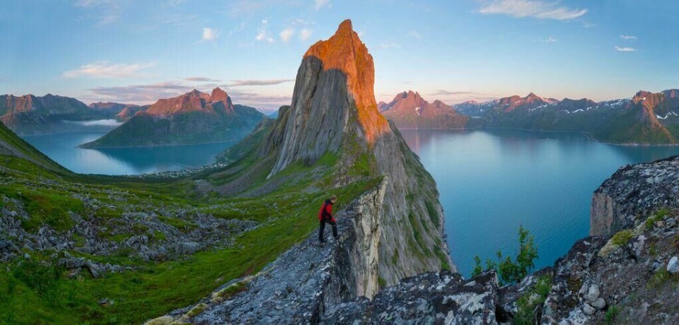 Senja er et topptur-eldorado. Bestiger du Segla fjellet, får du denne utsikten over Senja. (Foto: Vidar Moløkken / Visit Norway) Senja i nord-norge er bratte fjell som stuper rett ned i havet Midnattsol ferie