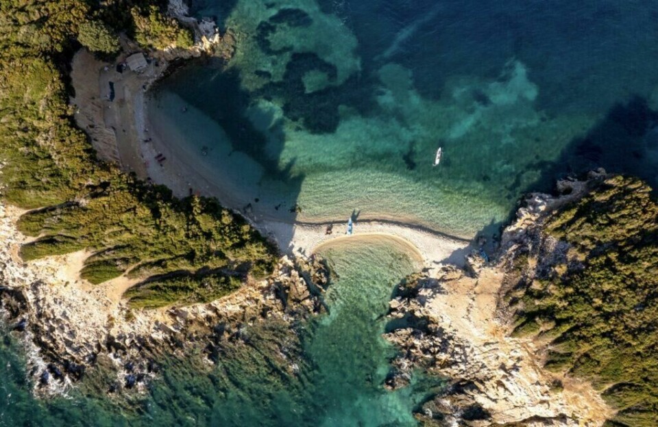 Lange forteller at til forskjell fra favoritter som Spania, Hellas, Italia og Frankrike er Albania og Polen fortsatt billige steder å dra til, hvor du i tillegg er sikret behagelige, og ikke for varme, temperaturer om sommeren. (Foto: Canva) Bilde av øy med sandstrenger og båter i vakker krystallklart hav i Albania - ett av landene reiseekspert Odd Roar Lange anbefaler deg som ønsker deg billig sommerfereie i 2024 å dra til og vurdere om dere vil ha billigere sommerferie i år. Han sier at til forskjell fra favoritter som Spania, Hellas, Italia og Frankrike er Albania og Polen fortsatt billige steder å dra til og med gode temperaturer. Han forteller også hvordan og når du kan sikre deg billigst flybilletter og reiser!