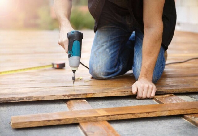Skal du legge ny terrasse? Vi har samlet de billigste terrassebordene for deg. (Foto: Colourbox)
