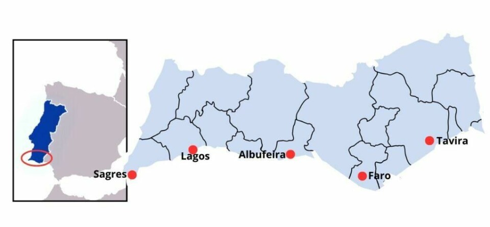 Kart over Algarvekysten i Portugal hvor populære byer som Lagos, Faro, Tavira, Albufeira og Sagres er avmerket. (Foto: ABC Startsiden) Bilde av et kart som viser plasseringen av flere byer langs Algarve-kysten i Portugal. Byene Sagres, Lagos, Albufeira, Faro og Tavira er markert med røde prikker. Et innsatt kart til venstre viser Algarve-regionens plassering i Portugal, markert i blått, med en rød sirkel rundt Algarve. Vi hjelper deg med å planlegge ferien til Algarve-kysten i Portugal. Vi gir deg alt fra tips til byer; Lagos, Faro, Tavira, Albufeira og Sagres. Samt hvor du kan finne hotell langs Algarve-kysten og shoppingmulighetene.