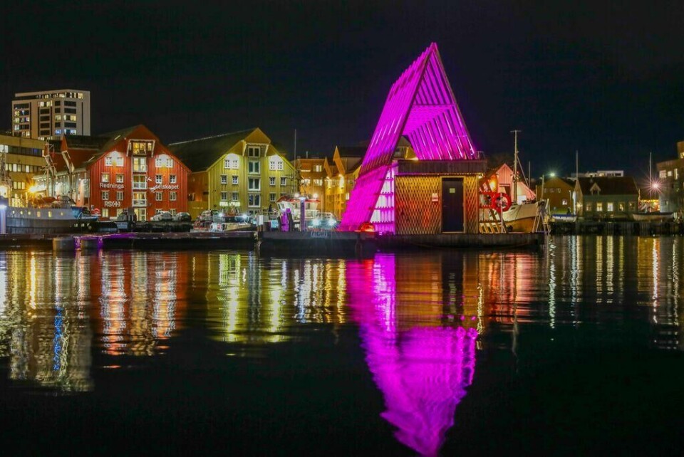 Tromsø er en vakker by, og blir omtalt som 'Nordens Paris'. Uttrykket stammer fra 1800-tallet da utenlandske fiskekjøpere mente at kvinnene i Tromsø kledde seg like stilig som damene i Paris. (Foto: Yngve Olsen / VisitNorway.com) tromsø by nord-norge ishavskatedralen nordens paris troms kafeliv byliv