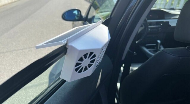 Vi har testet en solcelledrevet vifte til bilen for å finne ut om den gjør jobben med å kjøle ned bilen når solen står på. (Foto: ABC Guider)