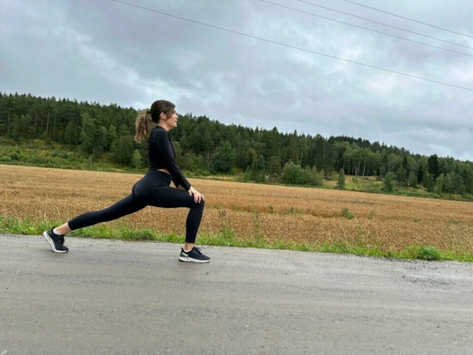 Gangsperre kan komme av alt fra styrketrening til det å bære tunge handleposer opp trapper. Akkurat hva det skyldes, er som i så mange kroppslige tilfeller, ikke helt sikkert. (Foto: Cecilie Aasland / ABC Startsiden) Bildet viser en kvinne iført svart treningstøy som gjør en utfalløvelse på en landevei. Hun står i profil, med den ene foten langt foran den andre i en dyp lungeposisjon. Hennes høyre ben er bøyd, mens venstre ben er strukket bakover. Hendene hennes hviler på høyre kne for støtte. I bakgrunnen er det et gyllent åkerlandskap og en skog med mørkegrønne trær under en overskyet himmel. Stemningen i bildet er rolig og naturskjønn, med fokus på trening i friluft. Hvorfor blir man støl og får gangsperre, og hvorfor i alle dager er den værst på dag to? Vi forklarer hva som skjer med musklene, hvilke aktiviteter som gjør en støl og hvorfor smerten ofte lar vente på seg.