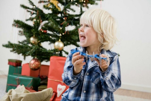 Vi har samlet 5 tips til julegaver fra 100 - 700 kroner til små gutter i alderen 3 til 5 år. Her har du forslag til populær ninjago-LEGO, spill og til og med sparkesykkel! (Foto: Colourbox)