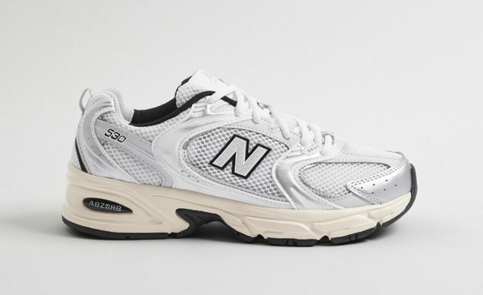 New Balance 530 kommer nå i mange fargekombinasjoner. På bildet ser du modellen med beige såle, hvit base og sorte detaljer. (Foto: & Other Stories) Bilde av new balance 530 med sorte detaljer hvit base og beige såle.