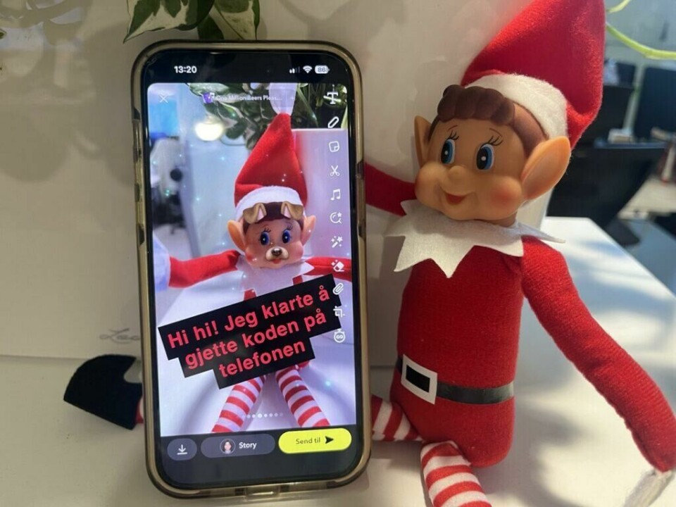 Rampenissen har hacket seg inn på telefonen, og går bananas på Snap. (Foto: Kreative Ideer/ Miriam Schjetlein) Bildet viser rampenissen som har tatt et morsomt bilde med offerets telefon og sendt det via Snapchat. På bildet ser vi en liten rampenisse-dukke i klassisk rødt og hvitt antrekk, som lener seg mot en mobiltelefon. På mobilskjermen er det et Snapchat-bilde av rampenissen selv med en tekst over som sier: “Hi hi! Jeg klarte å gjette koden på telefonen”. Dette er en rampestrek hvor rampenissen later som den har “hacket” telefonen ved å gjette passkoden, og deretter har sendt et lekent bilde av seg selv til vennene og bekjente til eieren av telefonen. Denne rampestreken er spesielt morsom for voksne, ettersom den spiller på overraskelsen av å se rampenissens bilde på ens egen telefon og den humoristiske ideen om at nissen har funnet ut av passkoden.