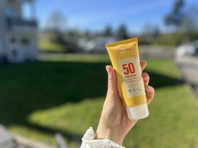 Solkremene fra Derma og Dermica er blant de få solbeskyttelsene som kan kalle seg for de beste på markedet. Her finner du solkremene som er kåret til best i test (2024) av Forbrukerrådet og Mattilsynet. Vi avslører også hvordan populære merker som Nivea, Cosmica og Garnier gjør det i test. (Foto: Cecilie Aasland / ABC Startsiden)