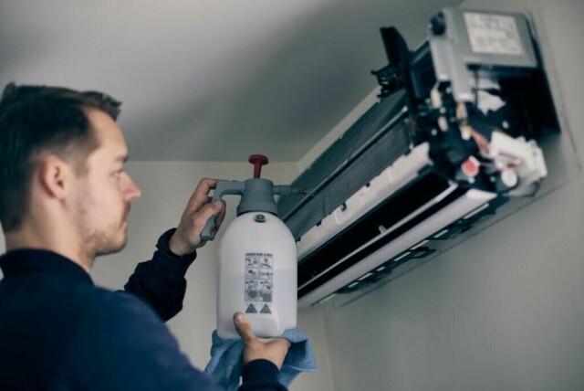 Dekslene på innedelen tas av for at installatøren skal komme til. Ved en service på varmepumper utføres det alt fra rengjøring til tester av varmepumpens funksjon og ytelse. (Foto: Varmepumpekjeden Enkon)