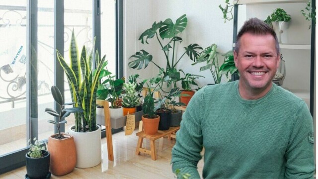 Espen Skarphagen deler tips om hvordan inneplantene kan få nok lys i mørketiden.