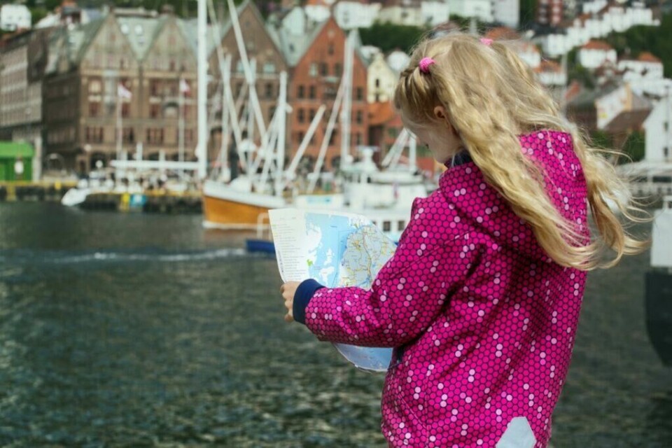 Med barn i Bergen: La barna få gå på oppdagelsesferd i egen by. Utstyr dem gjerne med kart, der du merker av hvor dere skal. Det blir som en skattejakt. (Foto: Colourbox)