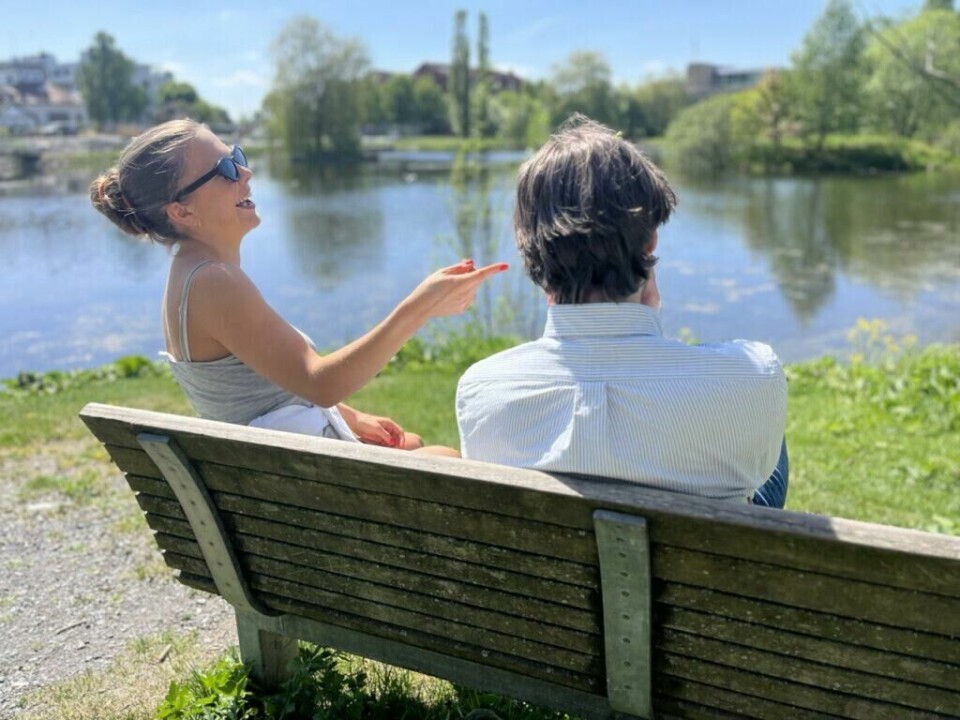 Ifølge forskning øker ensomhet sjansen vår for å dø med hele 26 prosent og er like ille som å røyke 15 sigaretter om dagen. (Foto: Cecilie Aasland / ABC Startsiden) Bilde av tre personer som sitter på en benk ute i sommervær med utsikt til Smestaddammen. Solen skinner, himmelen er blå, personene har på seg sommerklær. Menneskene på bildet er en kvinne (til venstre) i en grå sommertopp. I midten sitter en mann med brunt hår og en blåstripete skjorte, til hlyre på bildet sitter en smilende blond herre i en hvit t-skjorte. Vi har snakket med hjerneforsker Ole Petter Hjelle (treningslegen) som forteller at da han satte i gang arbeidet med å prøve finne ut hva som faktisk er viktig for et langt og godt liv var det spesielt ett av resultatene som overrasket ham og det er gode relasjoner. Ensomhet øker sjansen vår for å dø med hele 26 prosent og er like ille som å røyke 15 sigaretter om dagen.