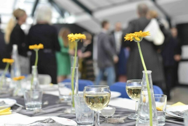 Å holde konfirmasjon er en av livets store begivenheter, både for konfirmanten selv og for familien. Her har vi samlet 10 ting du kan la deg inspirere av. (Foto: Colourbox)