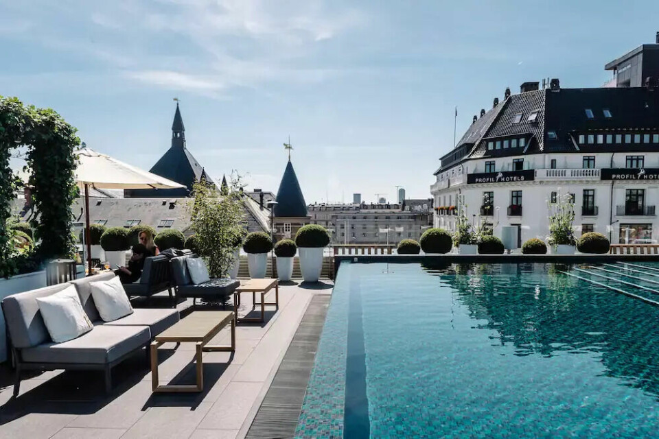 Hotell Nimb i København er bare et av hotellene på listen vår med basseng. (Foto: Hotels.com) Bilde av bassen på takterrassen til hotel Nimb i København.