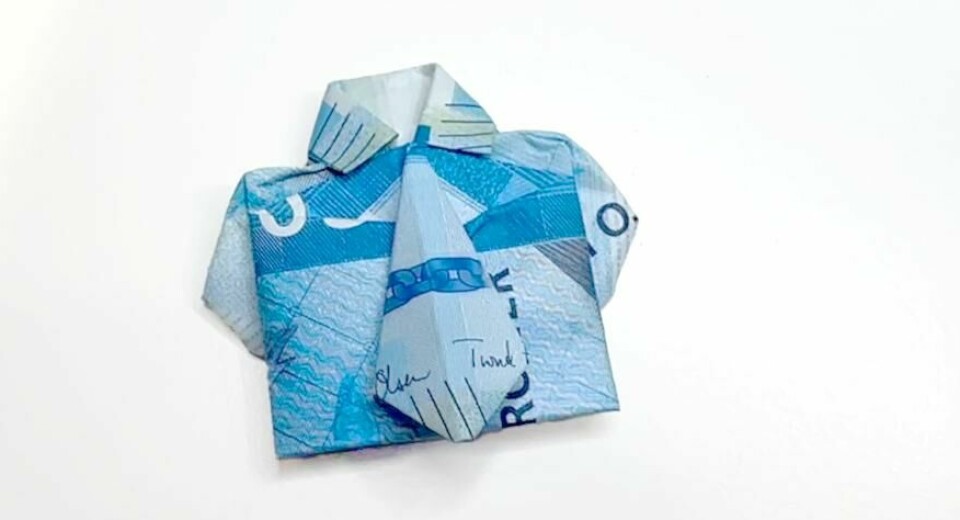 Når en pengegave skal være både stilig og personlig: 100-, 200- eller 500-kronersskjorte med slips, brettet med omhu. Perfekt til den som har alt – eller bare fortjener litt ekstra stil! (Foto: Kreative Ideer/ Miriam Schjetlein)