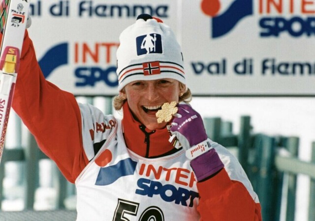 Italia, Val di Fiemme, 12. februar 1991. Trude Dybendahl fra Norge feirer gullmedaljen sin etter å ha vunnet 5 km under Ski-VM. Foto: Olav Olsen / SCANPIX. (Foto: Olav Olsen / SCANPIX)