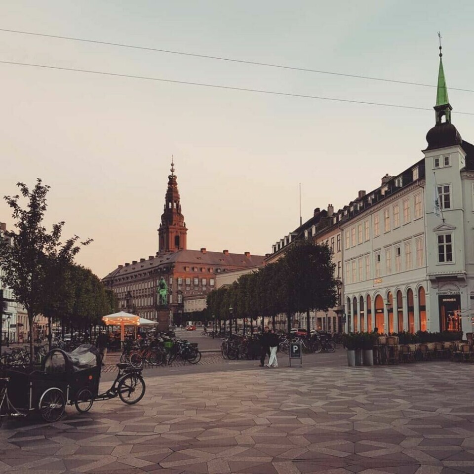 Rådhusplassen ligger som navnet tilsier ved rådhuset i København og er et møtepunkt for byens lokale på vei til jobb, shopping, middager eller turer. (Foto: Marta Zamp / Visit Copenhagen / Copenhagen Media Center)