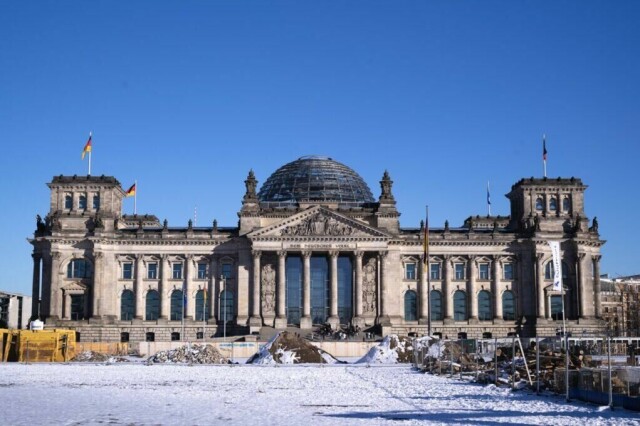 Snø dekker bakken foran Reichstag-bygningen, hjemmet til det tyske parlamentet Bundestag i Berlin, Tyskland, onsdag 19. februar 2025. (AP Photo/Markus Schreiber) (Foto: AP Photo/Markus Schreiber)