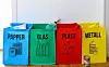 Bilde av kildesorteringsposer i blå, grønn, rød og gul med skrift til glass, papir, plast og metall.