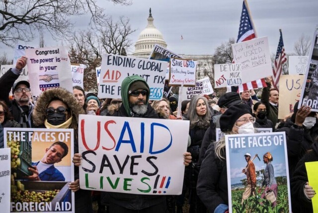 Demonstranter og lovgivere demonstrerer mot president Donald Trump og hans allierte Elon Musk mens de forstyrrer den føderale regjeringen, blant annet ved å avvikle U.S. Agency for International Development, som administrerer utenlandsk bistand godkjent av Kongressen, på Capitol Hill i Washington, onsdag 5. februar 2025. (AP Photo/J. Scott Applewhite) (Foto: AP Photo/J. Scott Applewhite)