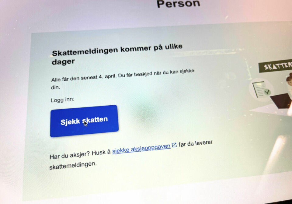 Ifølge Nettavisen er det hele 80 prosent av alle skattebetalere, og hele 2,7 millioner, som får igjen på skatten. I tillegg får vi i gjennomsnitt igjen 11 000 - 12 000 kroner, om det er tilfelle, og du heller hadde plassert de i andre spareformer, kunne spart nesten 500 000 kroner i løpet av 20 år. (Foto: Cecilie Aasland / ABC Startsiden) Bildet viser en dataskjerm med en nærbildevisning av Skatteetatens nettside, der informasjon om skattemeldingen for 2025 er synlig. Teksten forklarer at skattemeldingen blir sendt ut på ulike datoer, men at alle vil ha mottatt den senest 4. april.Midt på skjermen er en blå knapp med teksten 'Sjekk skatten', som oppfordrer brukeren til å logge inn for å se sin skattemelding. Under denne knappen er det en påminnelse til personer som eier aksjer, om å sjekke sin aksjeoppgave før de leverer skattemeldingen.Bildet har en skarp fokus på skjermen, der teksten er tydelig lesbar, mens bakgrunnen er uskarp. Dette gir en følelse av viktigheten av å sjekke skattemeldingen og være oppmerksom på eventuelle endringer eller detaljer før innsending.Får du igjen på skatten i 2025? Ifølge ekspertene er det ikke godt nytt at skattemeldingen sier at du skal å få tilbakebetalt - vi forklarer.
