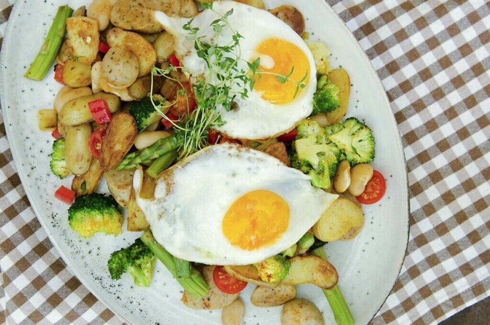 Pytt i panne er en klassiker for dagene du har dårlig tid eller gangene det er på tide å spise opp mat fra kjøleskapet. Her kan du nemlig ha i det meste av mat og rester! (Foto: Frutimian.no) Ukesmeny: 7 middagstips fra Fru timian. Her avbildet: Pytt i panne med speilegg