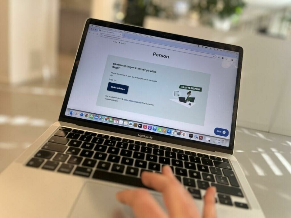 – Fristen for å levere skattemeldingen er 30. april hvert år. Hvis du oppdager feil eller har mottatt nye eller forsinkede opplysninger, kan du fortsatt endre og levere skattemeldingen, skriver Skatteetaten. (Foto: Cecilie Aasland / ABC Startsiden) Bildet viser en MacBook Air-laptop med en åpen nettleser som viser Skatteetatens nettside. På skjermen kan man lese informasjon om skattemeldingen, hvor det står at den blir sendt ut på ulike datoer og at alle vil ha mottatt den innen 4. april. En blå knapp med teksten 'Sjekk skatten' oppfordrer brukeren til å logge inn for å se sin skattemelding. I forgrunnen ser vi en hånd som er i ferd med å navigere på touchpaden, noe som indikerer at personen er i ferd med å sjekke skattemeldingen sin. Bakgrunnen er litt uskarp, men viser et moderne kontor- eller hjemmemiljø med lyse omgivelser og grønne planter. Får du igjen på skatten i 2024? Ifølge ekspertene er det ikke godt nytt at skattemeldingen sier at du skal å få tilbakebetalt - vi forklarer.– Fristen for å levere skattemeldingen er 30. april hvert år. Hvis du oppdager feil eller har mottatt nye eller forsinkede opplysninger, kan du fortsatt endre og levere skattemeldingen, skriver Skatteetaten.