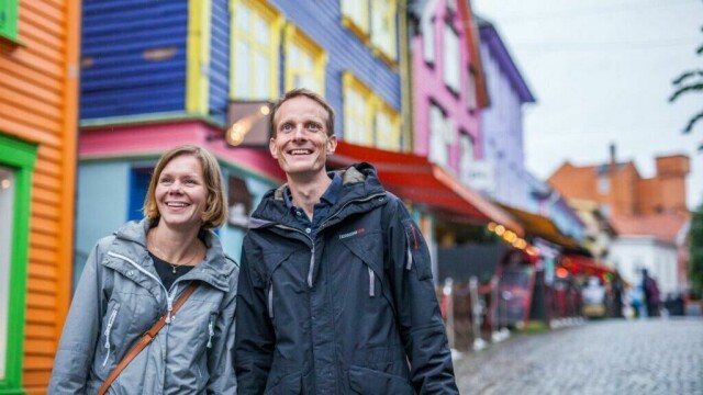 Etter at Øvre Holmegate ble stengt for trafikk i 2005 og malt i spreke farger har det blitt en av de største attraksjonene i Stavanger. Blant lokale kalles gaten Fargegata, eller 'Fargegadå' uttalt på dialekt. (Foto: Martin Håndlykken / Visit Norway)