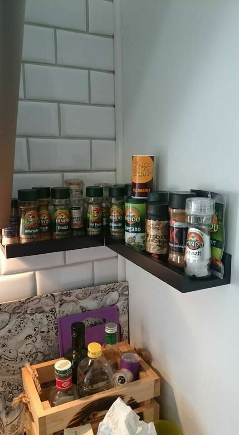 Å få orden i krydderet er både oversiktlig, billig og enkelt med krydderhyller laget av hyller fra Ikea. (Foto: Christine Teigen / privat) Smart DIY oppbevaring: krydderhylle av sort hylle fra Ikea.