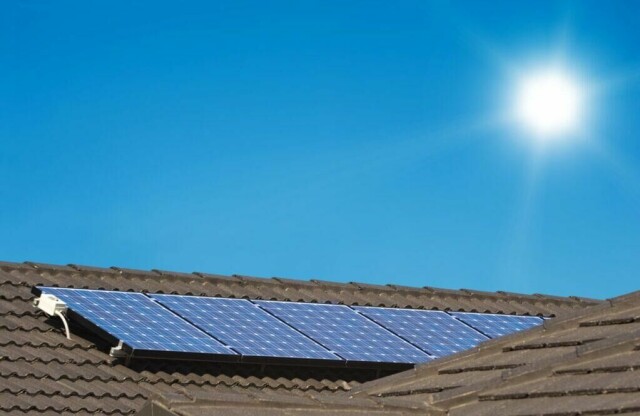Solcellepanel tak: Hvordan funker solcellepanel? Hvorfor velge solcellepanel? Vi gir deg svarene på alt du trenger å vite om solceller på taket. (Foto: Colourbox)