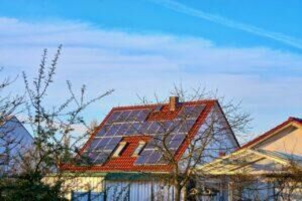 Solcellepanel på tak kan gi deg billig strøm året rundt. Bilde av et hus med rødt tak som har solcellepanel. Vi svarer på alt du trenger å vite, som hvordan montere solcellepanel? Er solcellepanel lønnsomt? og, hvorfor velge solcellepanel?