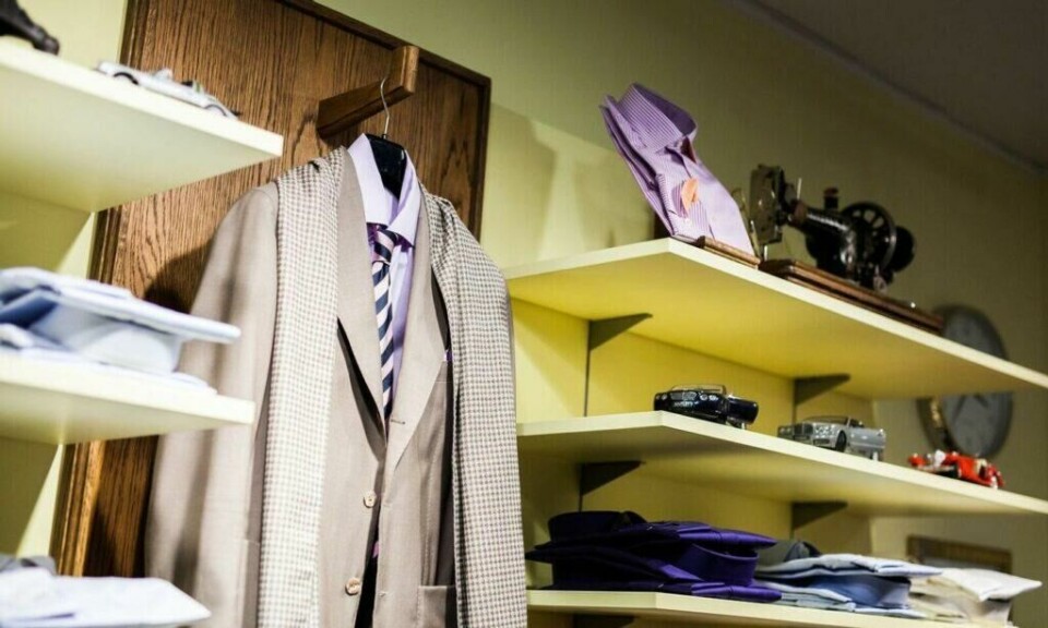 Det er rikelig med shoppingmuligheter i Stavanger, blant annet Made With Hart. (Foto: Martin Håndlykken / Visit Norway) Bilde fra shopping i butikken Made With Hart i stavanger, jakke på knagg ved hyller på gule vegger.