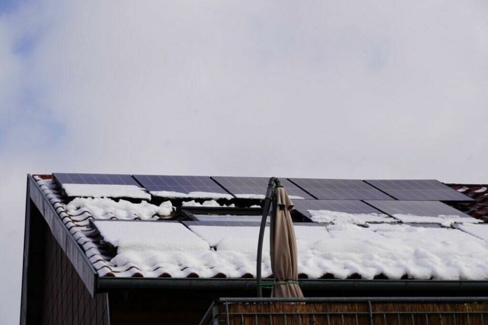 Er snø en stor utfordring for solcellepanel på norske tak? Bilde av et hustak med solcellepanel dekket av snø. Vi svarer på alt du trenger å vite, som hvordan montere solcellepanel? Er solcellepanel lønnsomt? og, hvorfor velge solcellepanel?