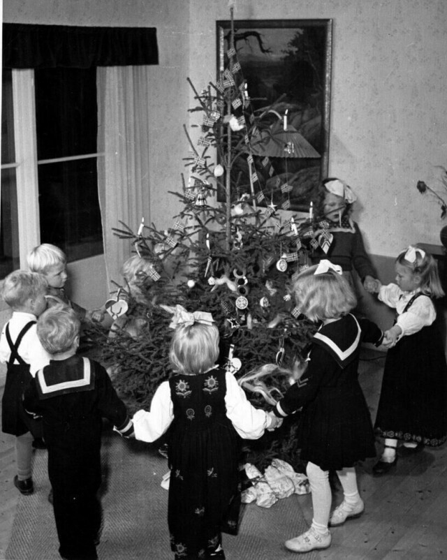 OSLO julen 1960 Julefeiring: Barn går rundt juletreet. De fleste barna er kledd i matroskjoler og matrosdresser.Foto: NTB arkiv