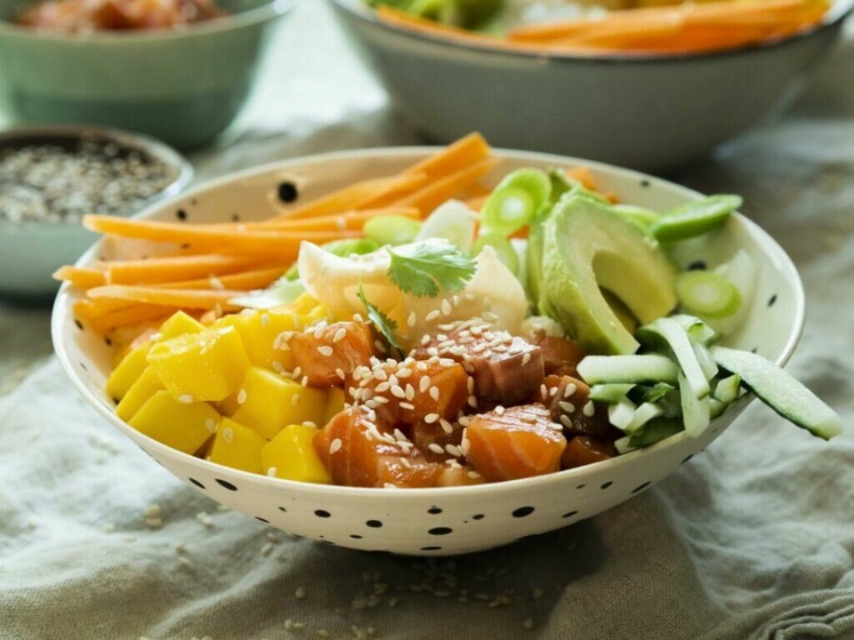 Ordet 'Poke' i Poke bowl betyr å 'skjære' eller 'kutte', og den populære retten kommer opprinnelig fra Hawaii hvor den ble servert som street-food. (Foto: Frutimian.no) Ukesmeny: 7 middagstips fra Fru timian. Her avbildet: Poké bowl