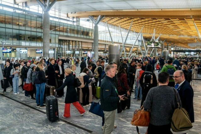 Skulle du være så uheldig å bli rammet av flystreik kan det være fint å vite hvilke rettigheter man har som reisende. Vi forklarer hva du har krav på ved flystreik. (Foto: Fredrik Varfjell / NTB)