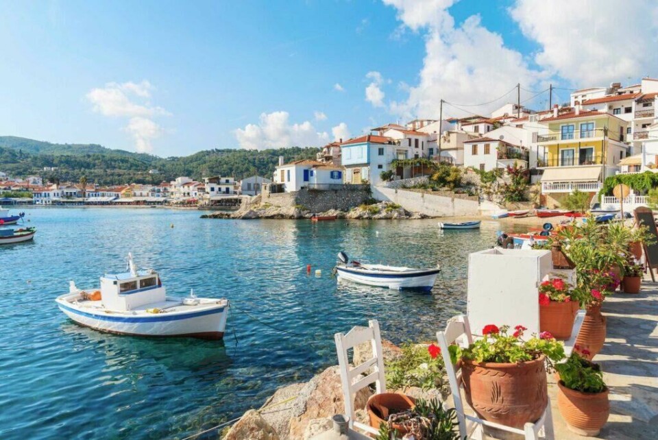 Felles for landsbyene på Samos er det at de hvitkalkede husene og brosteinsbelagte gatene er god bevart. Den største av se små byene er Samos by. (Foto: Apollo) Bilde av havn i landsby på Samos, Hellas. Vakker dag med sol under sommerferie.