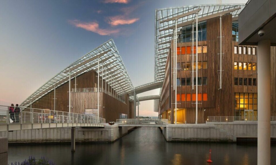 I 2012 flyttet Astrup Fernley Museet til Tjuvholmen, vakkert plassert ved Oslofjorden, i et bygg tegnet av den verdenskjente arkitekten Renzo Piano. I dag er det et av Nordens fremste museer for samtidskunst (Foto: Nic Lehoux / VisitOslo) Bilde av Astrup Fernley museumet som ligger på Aker Brygge i solnedgang.