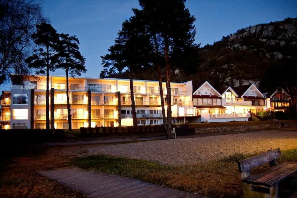 Midt på stranden i Lyngdal ligger Rosfjord Strandhotell. Hotellet er et 4-stjerners hotell kjent for sin gode mat. (Foto: Hotels.com) rosfjord strandhotell i Lyngdal ligger midt på stranden.