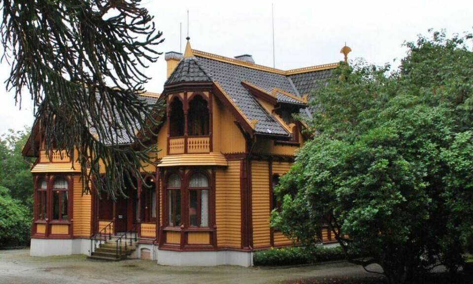 Hovedbygningen på Breidablikk, redervillaen som ligger på Eiganes i Stavanger. Dette er en godt bevart herskapsvilla som ble bygget i 1881–1882 for kjøpmann og reder Lars Berentsen. (Foto: Helge Høifødt) Bilde av den gule hovedbygningen på Breidablikk i Stavanger.