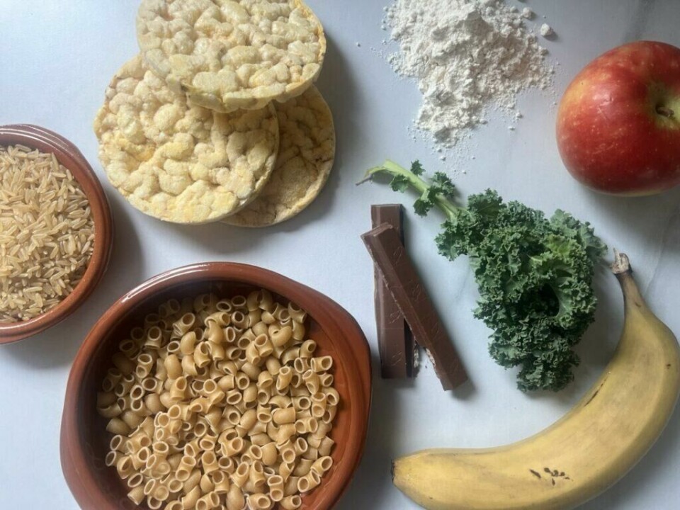 Raske karbohydrater er en av bremsene på fettforbrenningen og dette gjelder både hvetemel i ulike bakervarer, ultraprosesserte produkter, pasta, pizzabunner, rundstykker, burgerbrød, fries osv. (Foto: Cecilie Aasland / ABC Startsiden) Bilde av matvarer som bremser fettforbrenningen. Her er det riskjeks, skåler med ris og pasta, samt litt hvetemel, sjokolade, eple og grønnkål på en kjøkkenbenk. Vi avslører matvarene som bremser fettforbrenningen, og som gjør at du kan ha problemer med å gå ned i vekt. Vi snakket med Ragnhild Lekven Fimreite som står bak boken 5 trinn til bedre fettforbrenning og hun forteller dette, samt hvilke matvarer som vil hjelpe og som du bør spise om du vil øke fettforbrenningen.