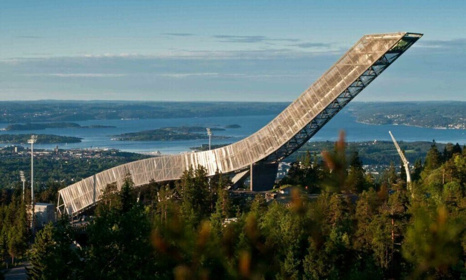 Utforsk 4000 år med spennende skihistorie og nyt Oslos beste panoramautsikt fra toppen av Holmenkollen. (Foto: Marco Boella / VisitOslo) Holmenkollen med utsikt over noe av hovedstaden og Oslofjorden en solskinnsdag. Vi anbefalet Holmenkollen og skimuseet som en av flere ting å gjøre i Oslo.
