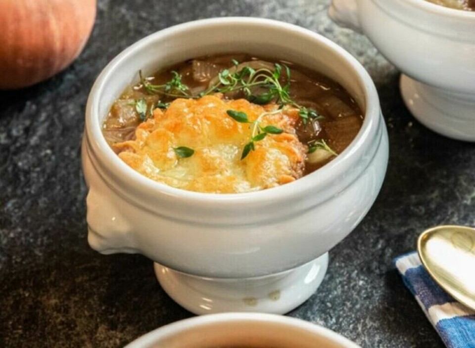 Oppskrift: Vinterens diggeste løksuppe